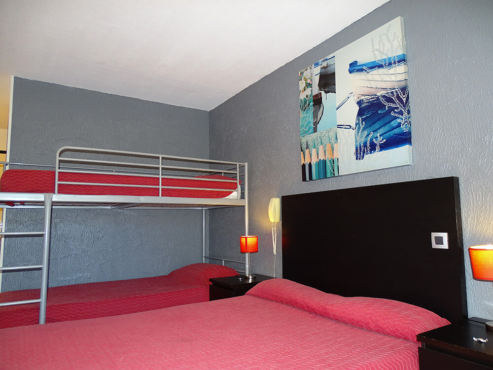 Chambre quadruple familiale de l'hôtel Vénezia dans l’Hérault