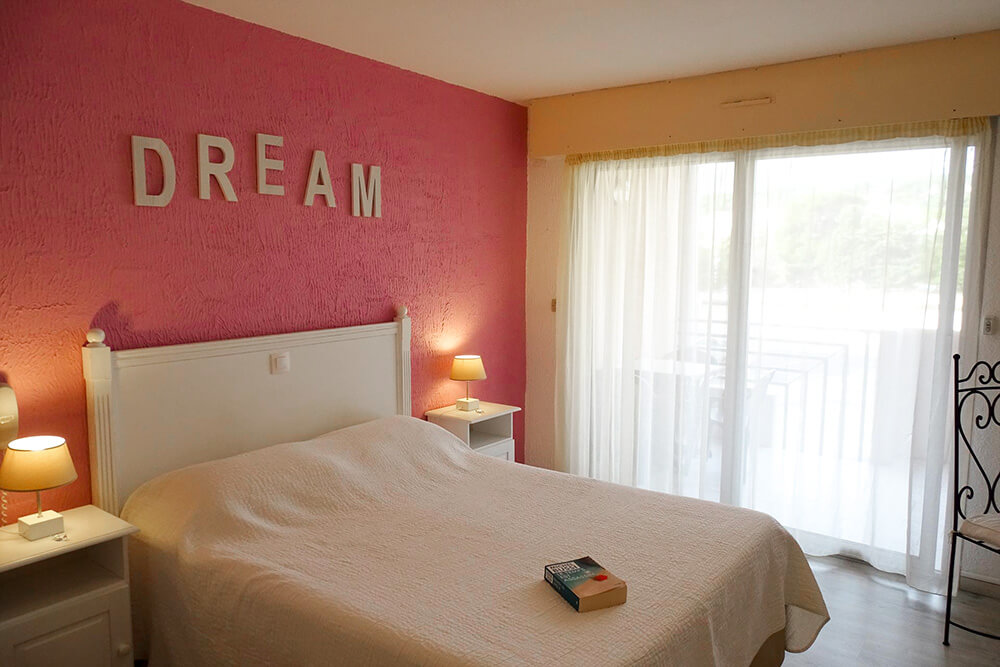 Chambre simple de l'hôtel à Sète Vénzezia