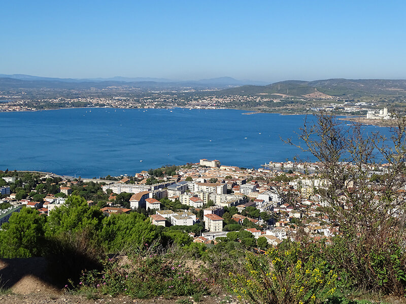 Vue de l’étang de Thau et de Sète depuis le Mont Saint-Clair