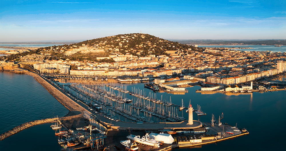 Vue aérienne de Sète surnommée la Venise Languedocienne, le Mont Saint-Clair et son port de plaisance