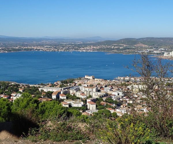 Vue de l’étang de Thau et de Sète depuis le Mont Saint-Clair